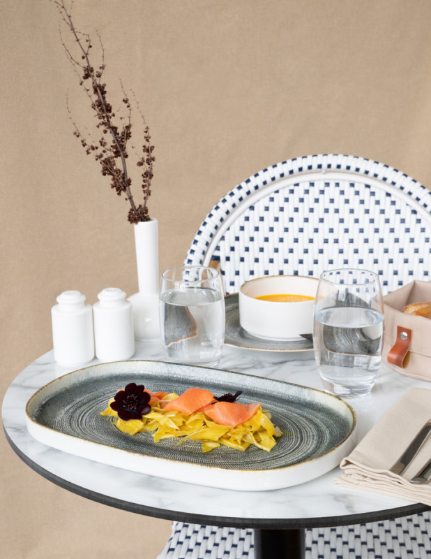 Assiette à bord droit ovale gris anthracite porcelaine 34x22 cm Terra Pro.mundi